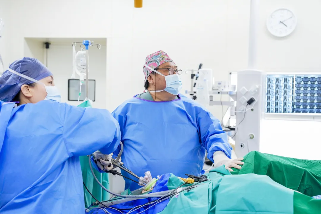 Prof. Sun Dawei performing single-port laparoscopic surgery