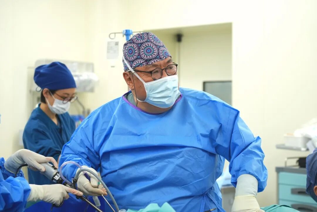 Professor Sun Dawei performing single-port laparoscopic surgery at AMCARE Beijing